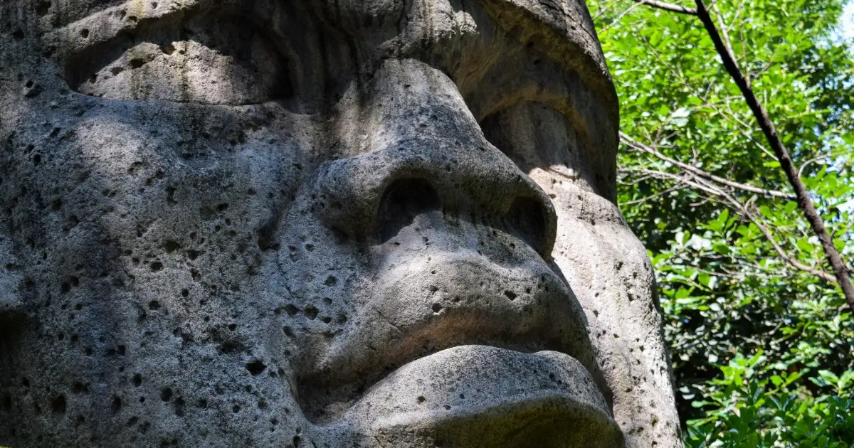 Cabeza colosal olmeca tallada en piedra