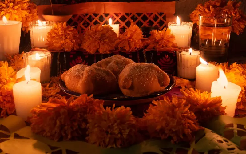 Pan de muerto en una ofrenda tradicional del Día de Muertos