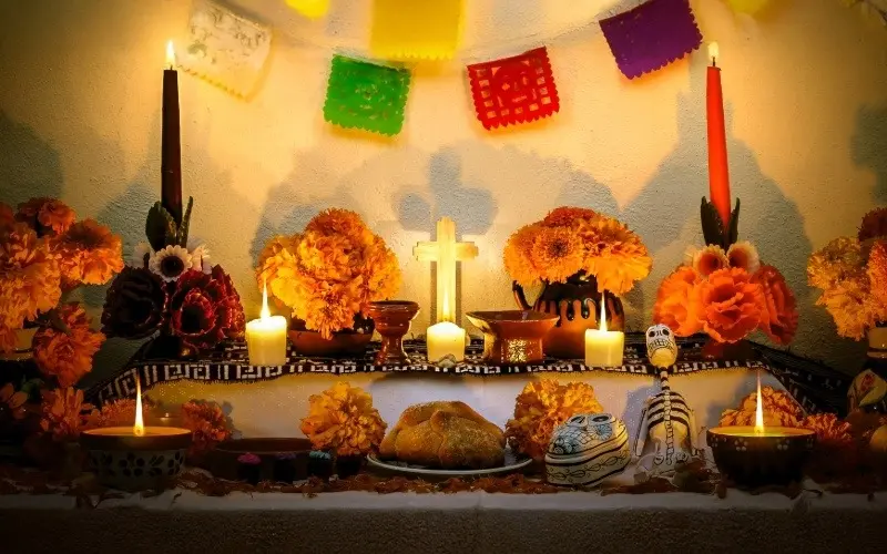 Ofrenda tradicional del Día de Muertos en México
